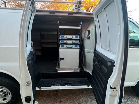 Used 2015 Chevrolet Express 2500 RWD image 17
