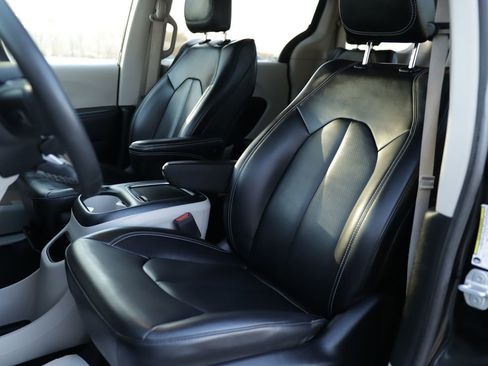 Used 2023 Chrysler Pacifica Touring-L image 26