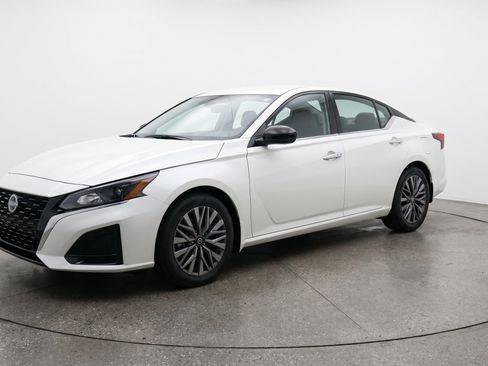 Used 2025 Nissan Altima 2.5 SV FWD image 3