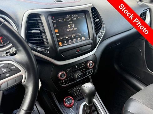 Used 2017 Jeep Cherokee Trailhawk AWD/4WD image 25
