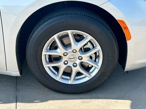 Used 2024 Chrysler Pacifica Touring-L FWD image 10