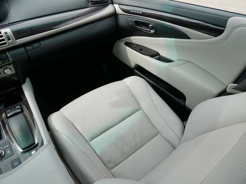 Used 2013 Lexus LS 460 AWD w/ Comfort Pkg image 11