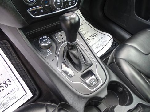 Used 2022 Jeep Cherokee 4WD Latitude Lux image 31