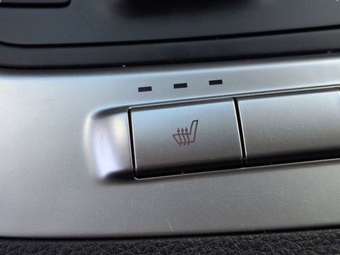 Used 2025 Kia Carnival FWD image 27