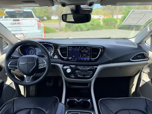 Used 2023 Chrysler Pacifica Limited image 18
