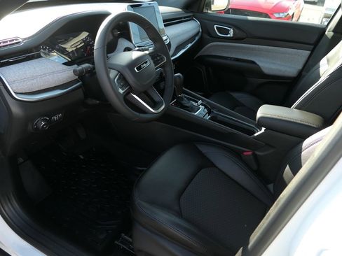 Used 2025 Jeep Compass Latitude w/ Sun & Sound Group image 9