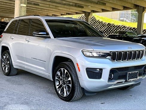 Used 2022 Jeep Grand Cherokee Overland w/ Luxury Tech Group IV AWD/4WD image 19