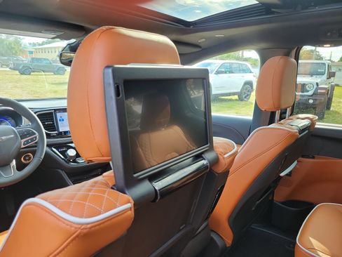 New 2026 Chrysler Pacifica Pinnacle image 12