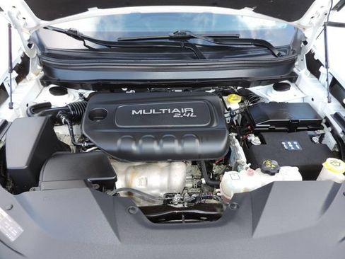 Used 2019 Jeep Cherokee Latitude Plus w/ Cold Weather Group FWD image 20