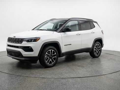 Used 2025 Jeep Compass Trailhawk AWD/4WD image 3