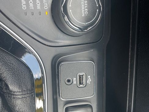 Used 2019 Jeep Cherokee Limited image 28