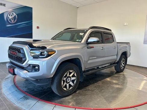 Used 2017 Toyota Tacoma TRD Sport w/ Tow Package (A/T) AWD/4WD image 2