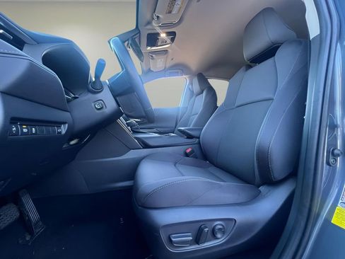 Used 2024 Toyota Venza LE image 12