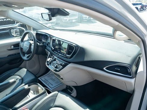 Used 2023 Chrysler Pacifica Touring-L FWD image 36