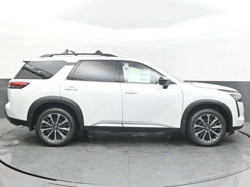 New 2026 Nissan Pathfinder Platinum FWD image 8