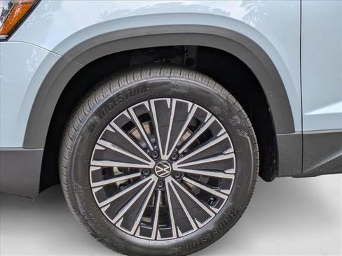 New 2025 Volkswagen Taos SE image 10
