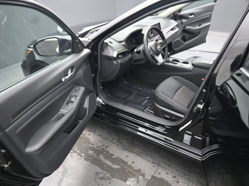 Certified 2025 Nissan Altima 2.5 SV image 14