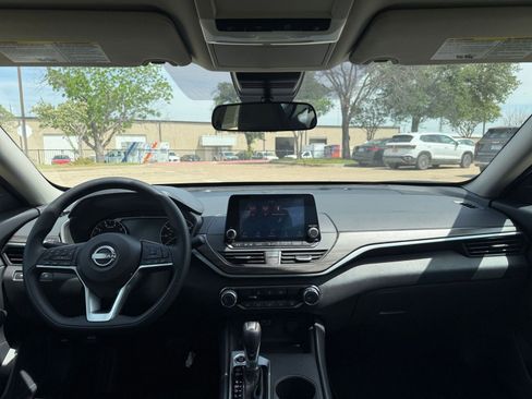 Used 2025 Nissan Altima 2.5 SV FWD image 34