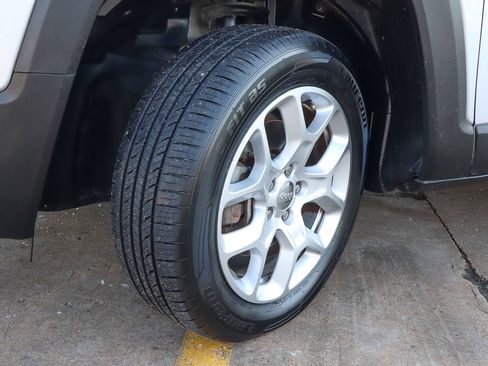 Used 2017 Jeep Renegade Latitude image 17