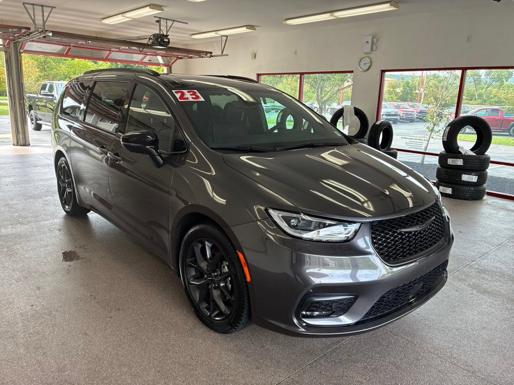 Used 2023 Chrysler Pacifica Limited w/ S Appearance Package FWD image 1
