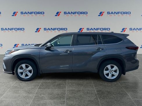 Used 2024 Toyota Highlander LE FWD image 2