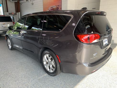 Used 2019 Chrysler Pacifica Touring Plus w/ Tire & Wheel Group FWD image 6