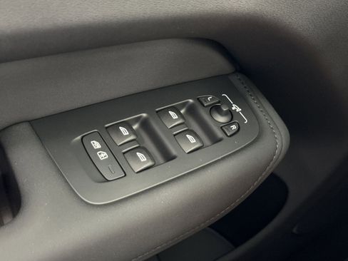 New 2026 Volvo XC60 B5 Ultra w/ Protection Package Premier image 18