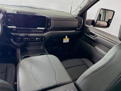 New 2026 GMC Sierra 2500 SLT w/ SLT Premium Package image 18