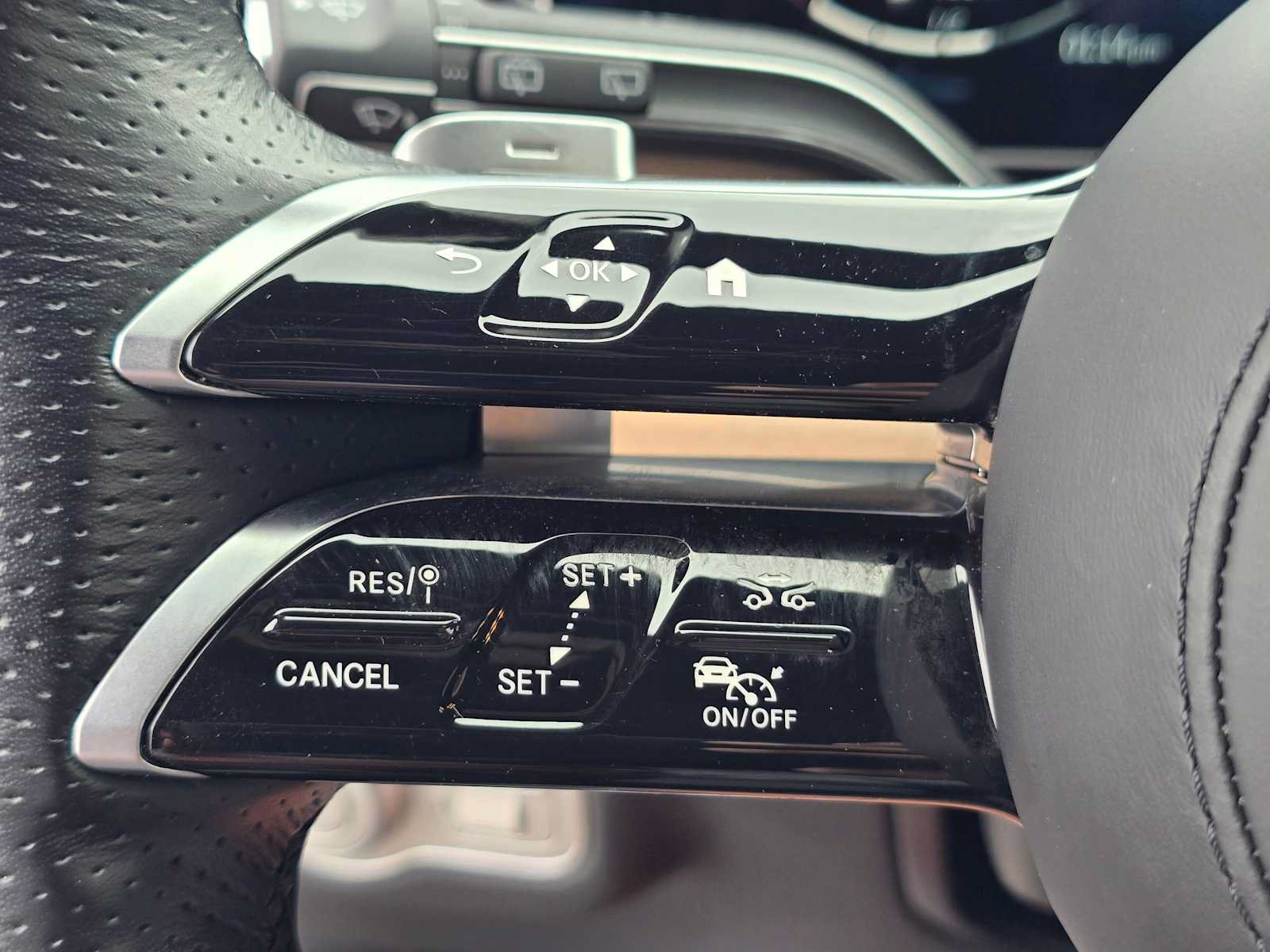 Used 2025 Mercedes-Benz GLS 450 4MATIC w/ AMG Line Exterior image 39