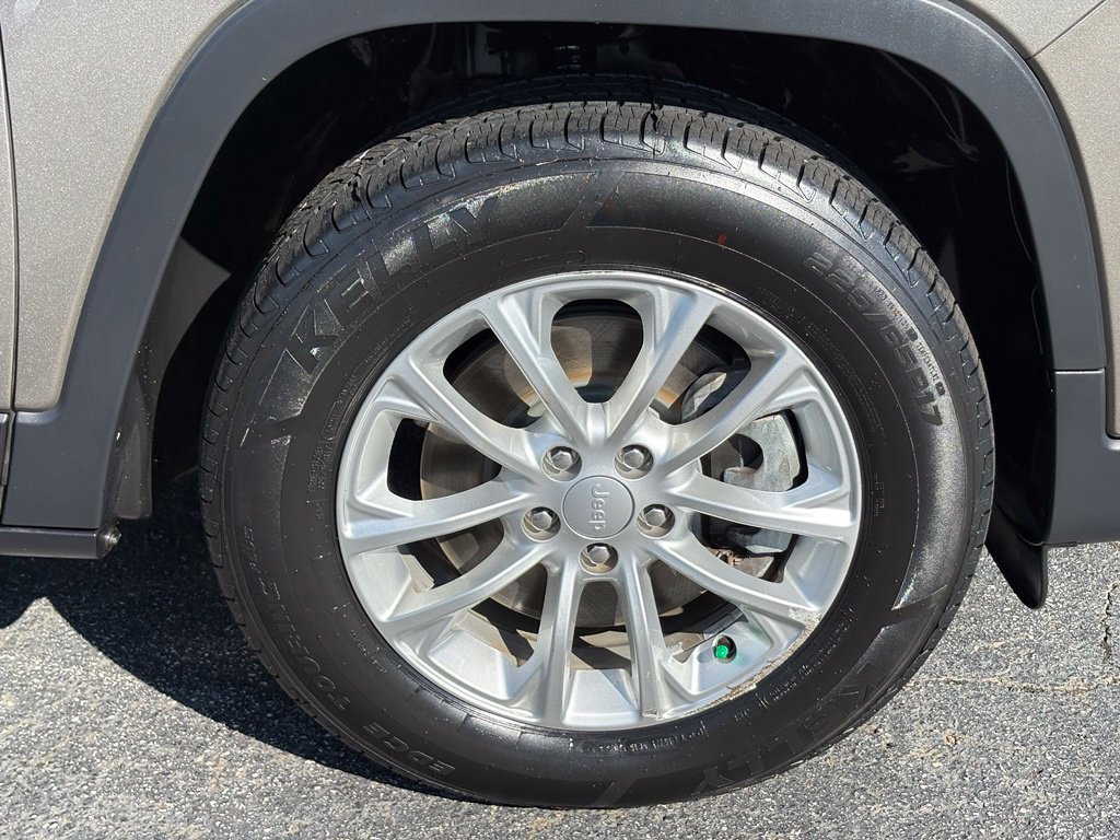Used 2019 Jeep Cherokee Latitude w/ Popular Appearance Group AWD/4WD image 29