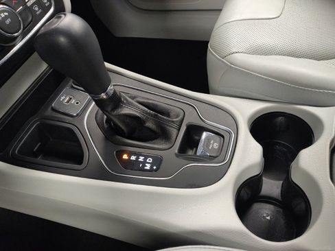 Used 2021 Jeep Cherokee Latitude Lux w/ Mopar Interior Package FWD image 26