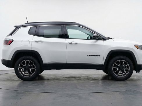 Used 2025 Jeep Compass Trailhawk image 11