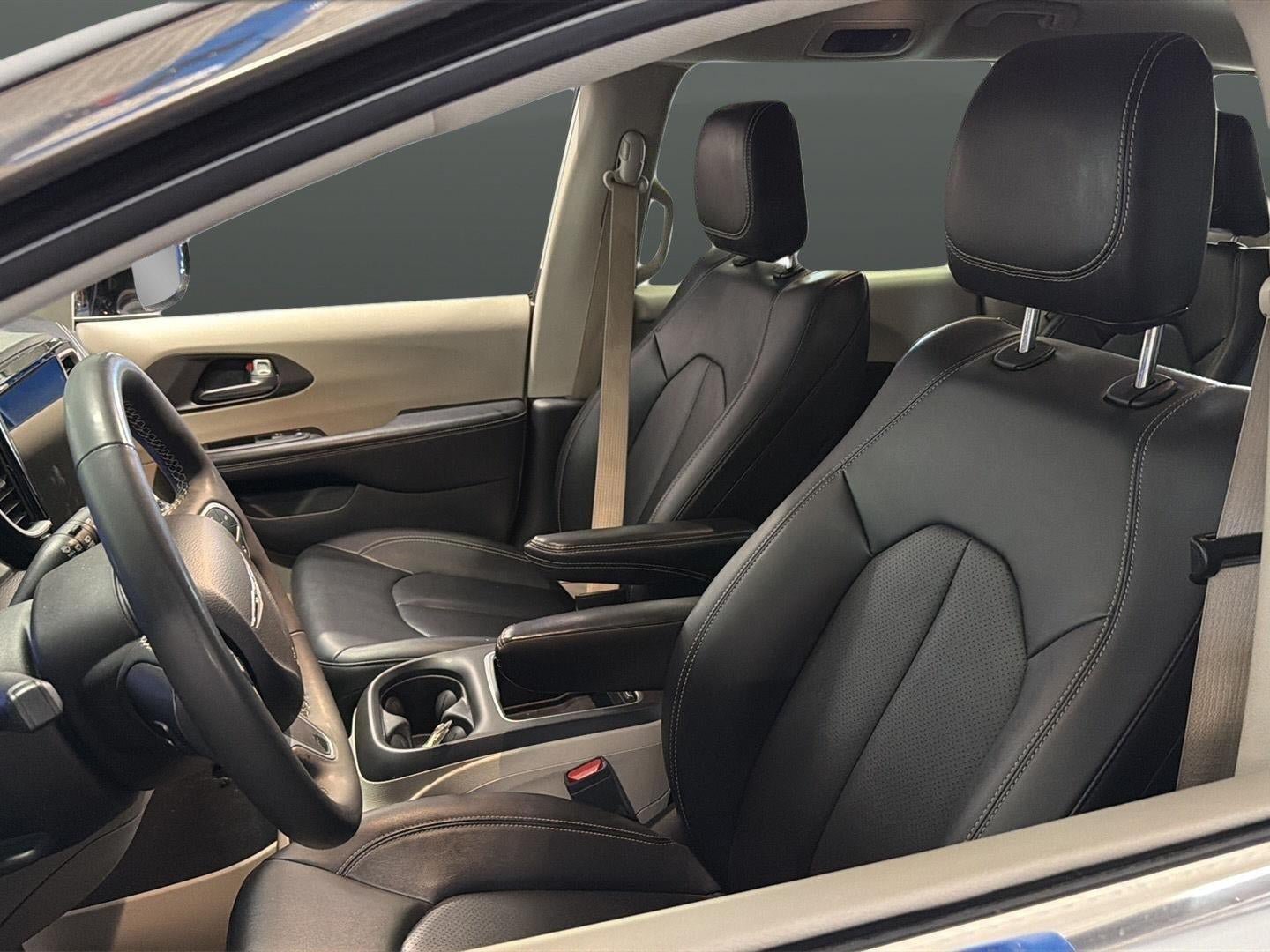 Used 2024 Chrysler Pacifica Limited FWD image 13