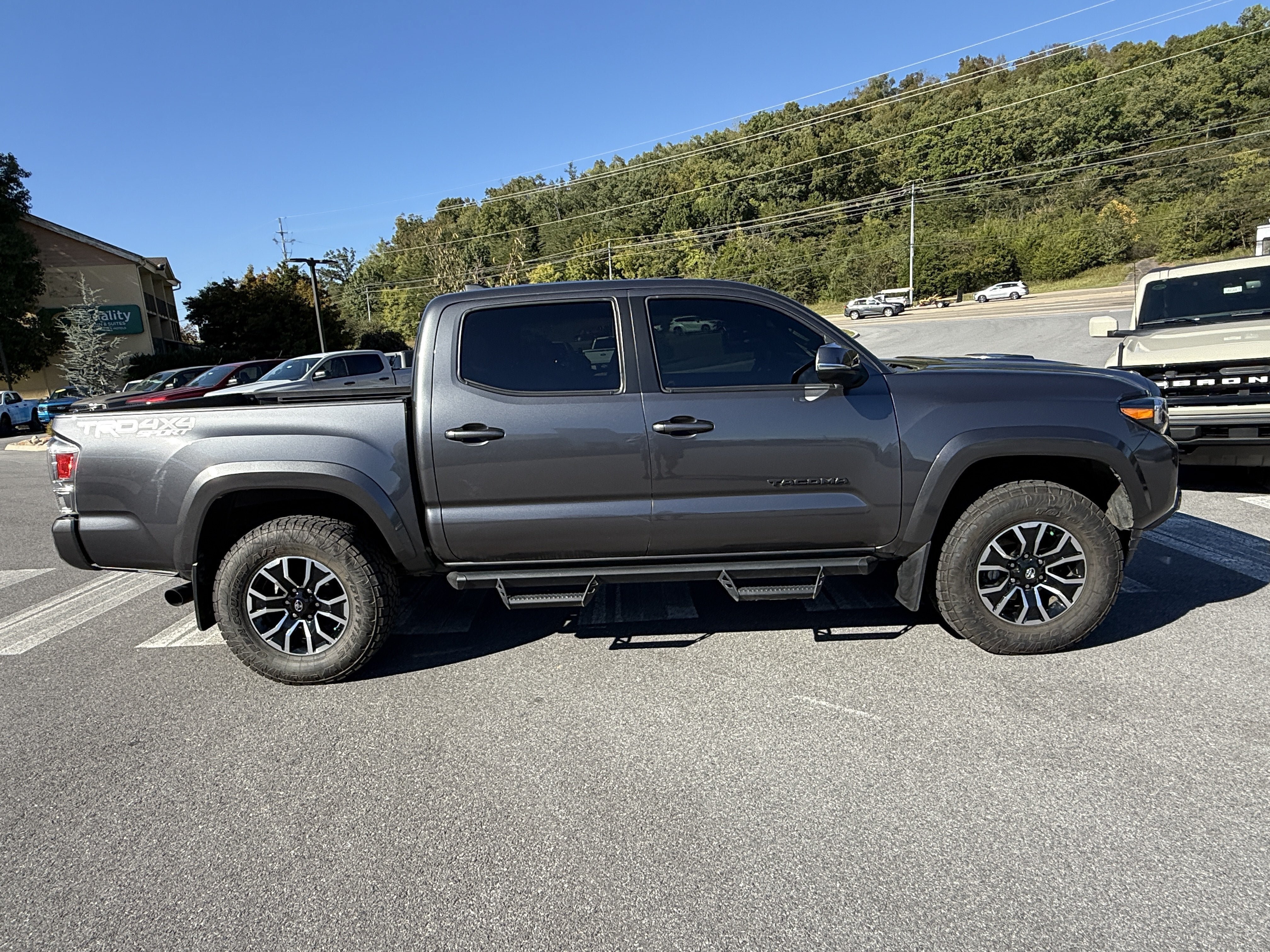 Used 2022 Toyota Tacoma TRD Sport w/ Technology Package AWD/4WD image 4