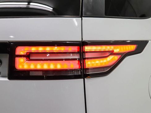Used 2018 Land Rover Discovery HSE AWD/4WD image 11