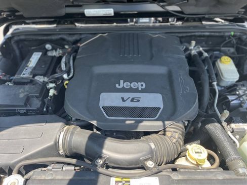 Used 2015 Jeep Wrangler Sahara w/ Connectivity Group AWD/4WD image 27