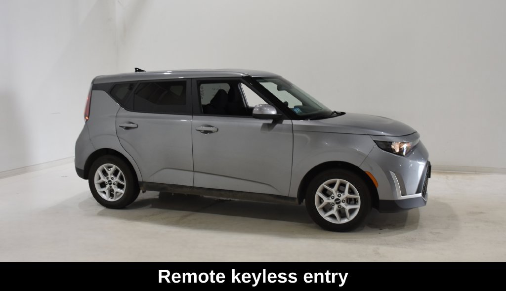 Used 2025 Kia Soul LX w/ LX Technology Package FWD image 3
