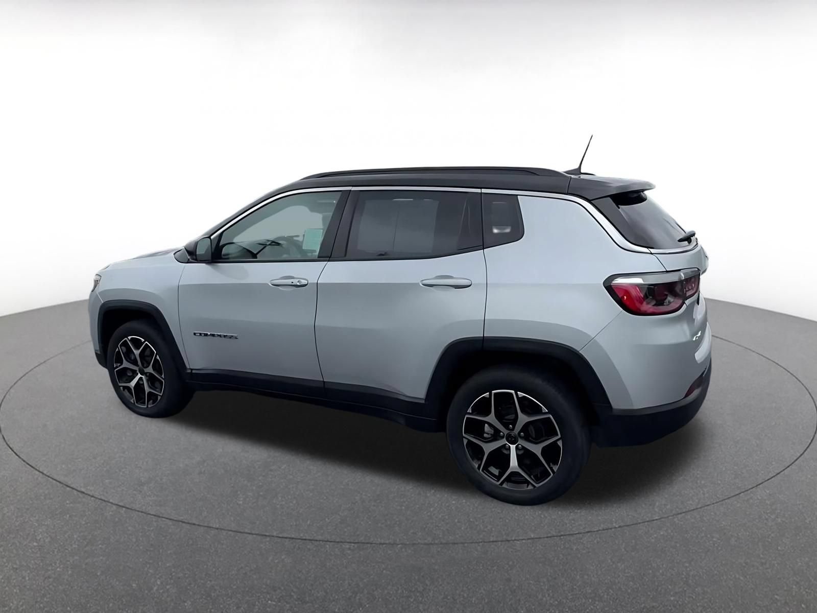 Used 2025 Jeep Compass Limited AWD/4WD image 9