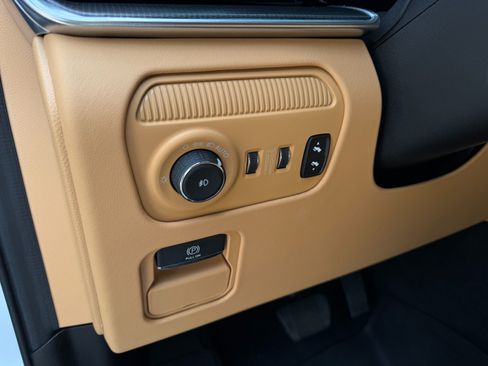 Used 2025 Jeep Grand Wagoneer Series III w/ Rear Seat Video Group 1 AWD/4WD image 9