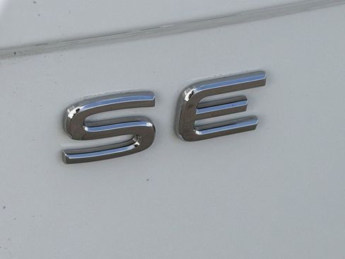 Used 2024 Volkswagen Tiguan SE FWD image 11