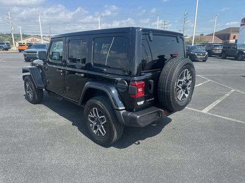 Used 2026 Jeep Wrangler Unlimited Sahara AWD/4WD image 6
