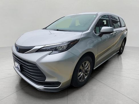 Used 2025 Toyota Sienna LE image 32