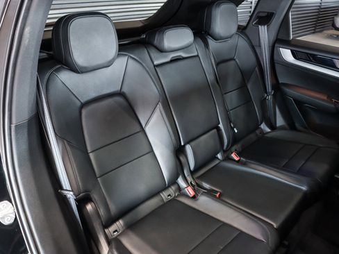 Used 2024 Porsche Cayenne AWD/4WD image 6