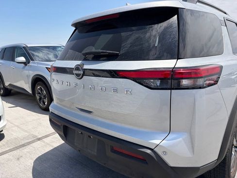 Used 2025 Nissan Pathfinder SV FWD image 4