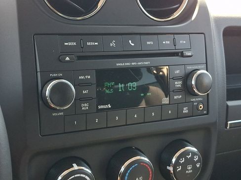 Used 2015 Jeep Patriot Latitude w/ Sun/Sound Group AWD/4WD image 18