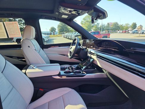 Used 2025 Cadillac Escalade ESV Sport w/ Touring Package image 8