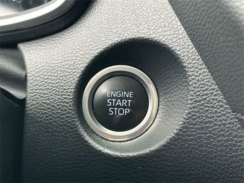 Used 2022 Toyota Corolla Cross XLE image 11