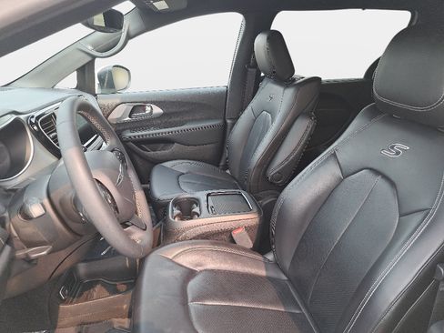 Certified 2023 Chrysler Pacifica Touring-L w/ Uconnect Theater Family Group AWD/4WD image 17
