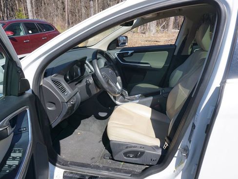 Used 2016 Volvo XC60 T5 Premier w/ Proximity Package image 2