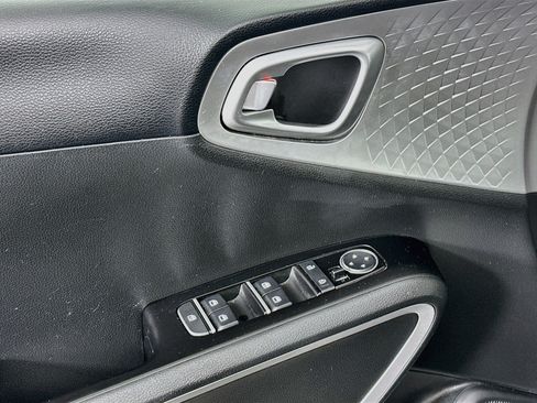 Used 2025 Kia Soul LX w/ LX Technology Package FWD image 15
